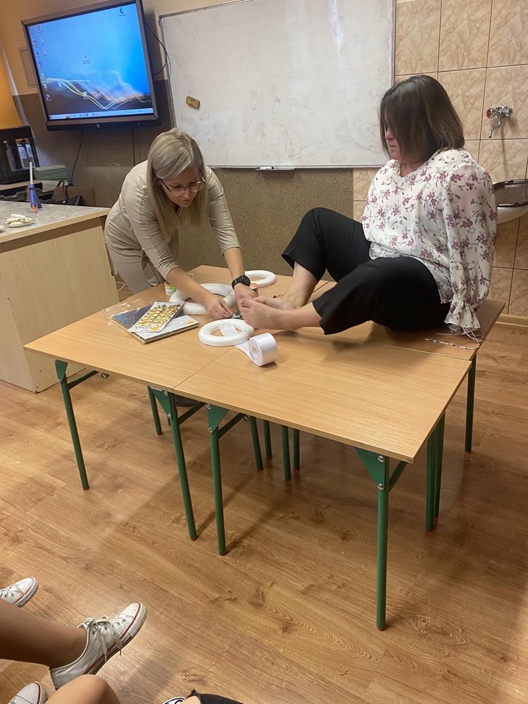 kobieta wykonująca pracę za pomocą nóg