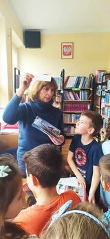 pasowanie uczniów klasy pierwszej na czytelników
