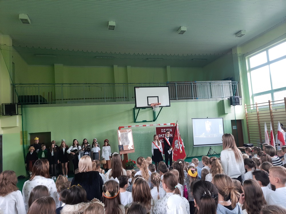 uczniowie podczas akademii z okazji dnia patrona szkoły