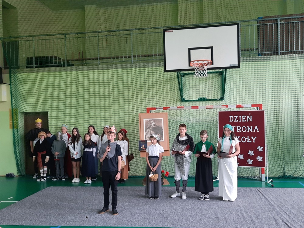 uczniowie podczas akademii z okazji dnia patrona szkoły