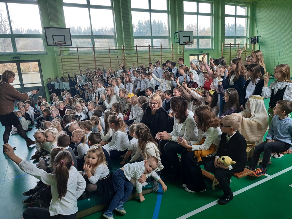 uczniowie podczas akademii z okazji dnia patrona szkoły