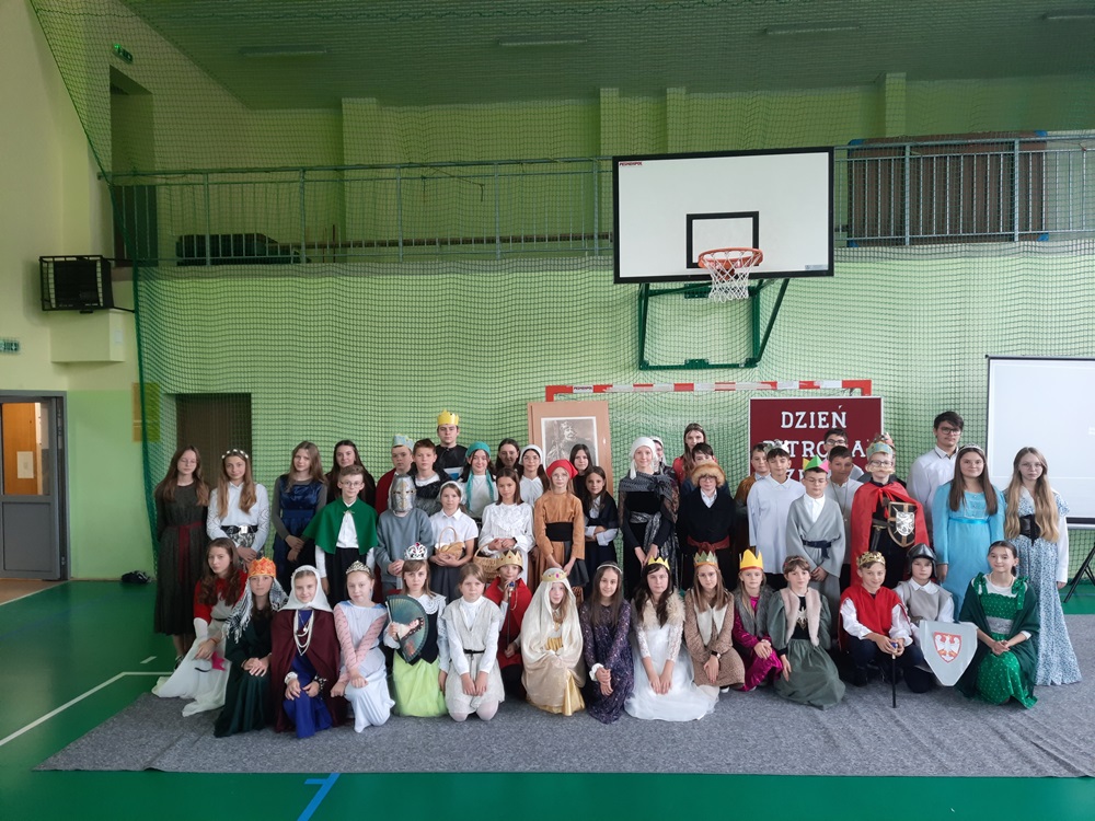 uczniowie podczas akademii z okazji dnia patrona szkoły