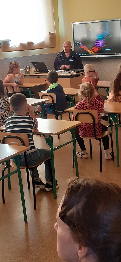 grupa uczniów podczas spotkania z policjantem
