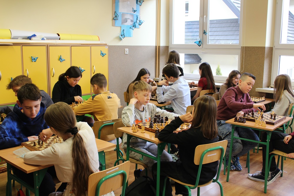 uczniowie podczas gry w szachy