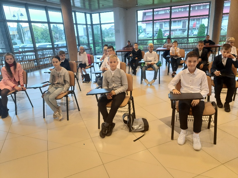 grupa uczniów podczas konkursu z tabliczki mnożenia