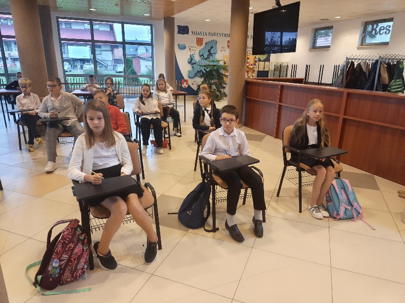 grupa uczniów podczas konkursu z tabliczki mnożenia