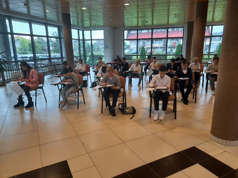 grupa uczniów podczas konkursu z tabliczki mnożenia