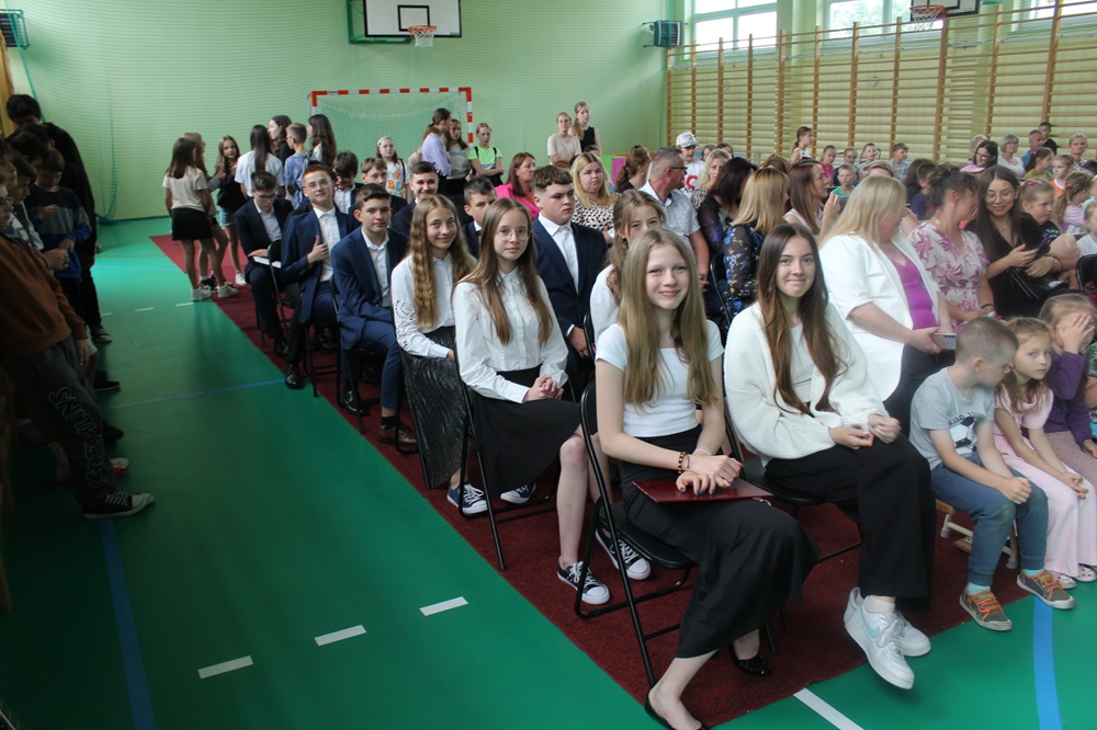 pożegnanie absolwentów szkoły - akademia