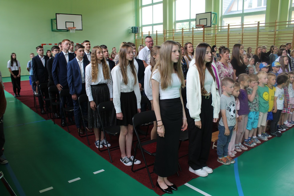 pożegnanie absolwentów szkoły - akademia