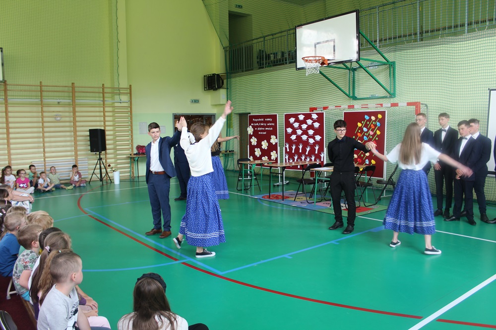 pożegnanie absolwentów szkoły - akademia uczniowie tańczący