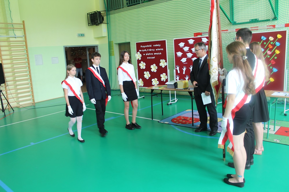 zakończenie roku szkolnego - akademia, przekazanie sztandaru przez poczty sztandarowe