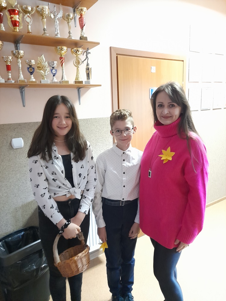 nauczycielka z dwoma uczniami