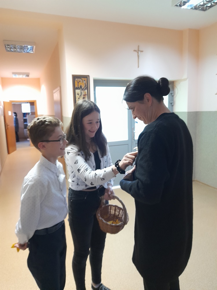 nauczycielka z dwoma uczniami