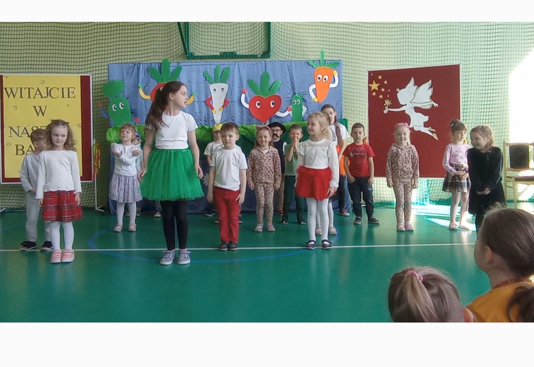 dzieci przedszkolne podczas przedstawienia wiersza "Rzepka"