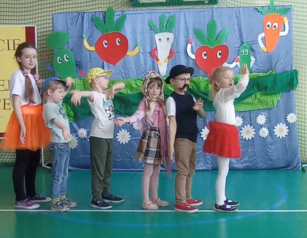 dzieci przedszkolne podczas przedstawienia wiersza "Rzepka"