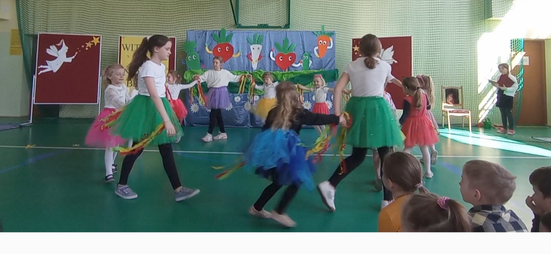 dzieci przedszkolne podczas przedstawienia wiersza "Rzepka"