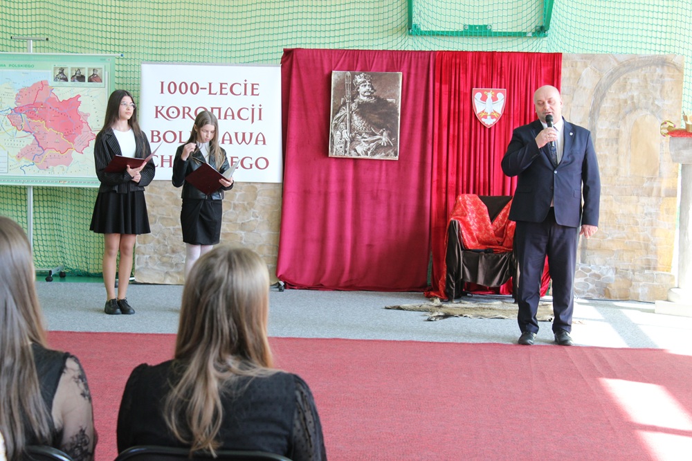 uroczystości szkolne z okazji 1000-lecia koronacji Bolesława Chrobrego- akademia w szkole