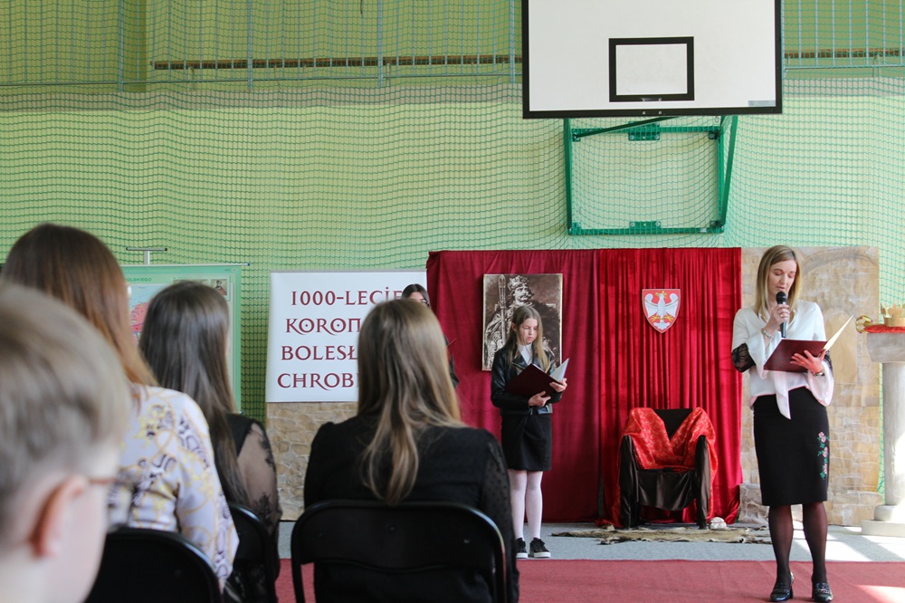 uroczystości szkolne z okazji 1000-lecia koronacji Bolesława Chrobrego- akademia w szkole