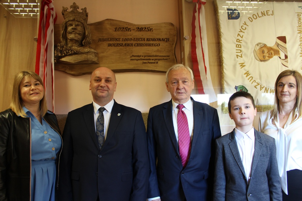 uroczystości szkolne z okazji 1000-lecia koronacji Bolesława Chrobrego - odsłonięcie pamiątkowej tablicy