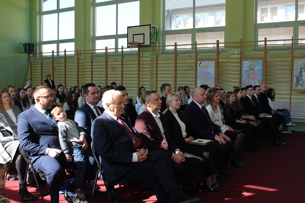 uroczystości szkolne z okazji 1000-lecia koronacji Bolesława Chrobrego- akademia w szkole