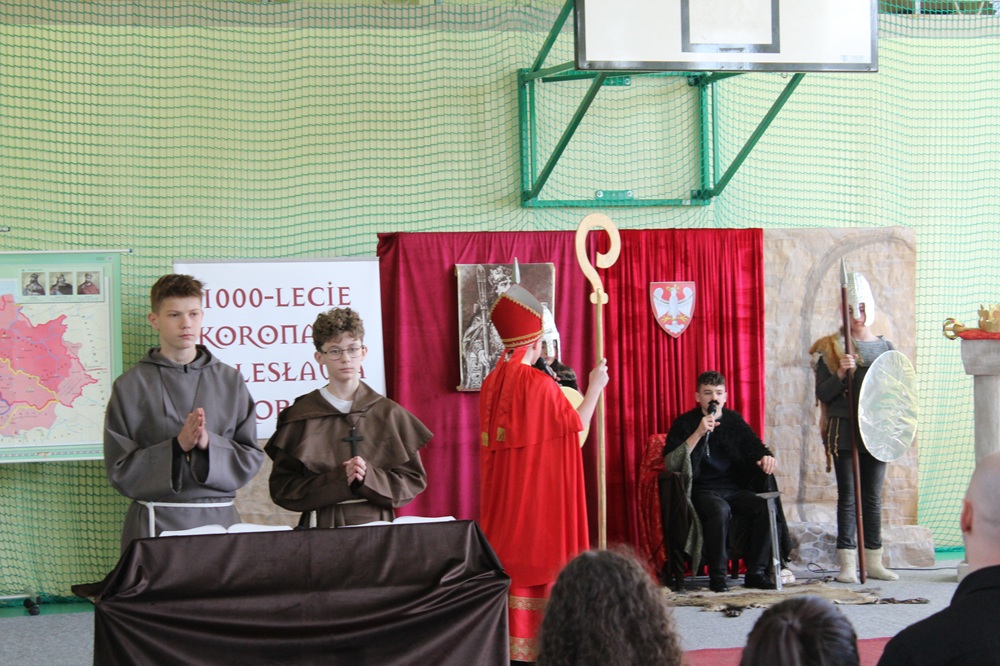 uroczystości szkolne z okazji 1000-lecia koronacji Bolesława Chrobrego- akademia w szkole