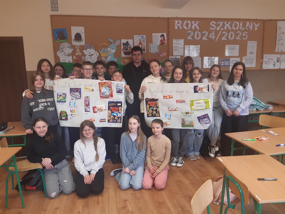 grupa uczniów prezentująca pracę - plakat