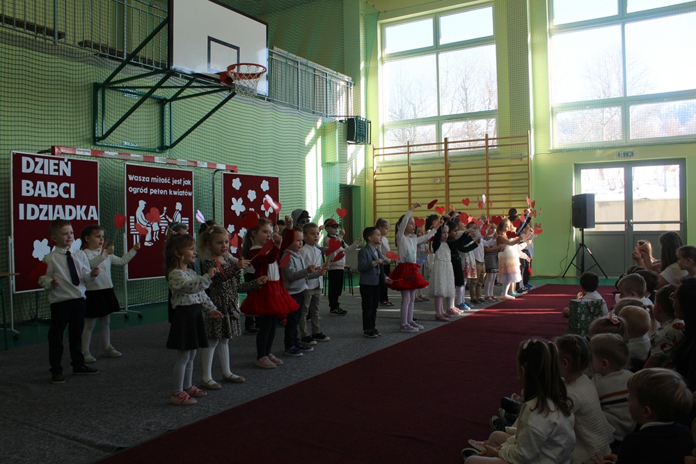 dzień babci i dziadka w naszej szkole - akademia
