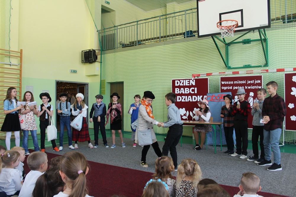 dzień babci i dziadka w naszej szkole - akademia