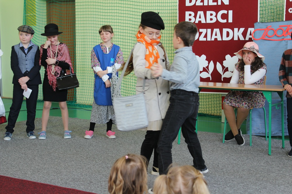 dzień babci i dziadka w naszej szkole - akademia