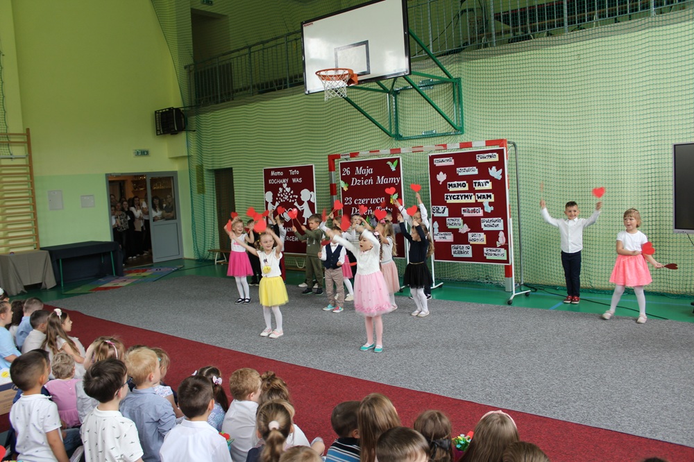 grupa tańczących dzieci podczas akademii z okazji dnia matki i ojca