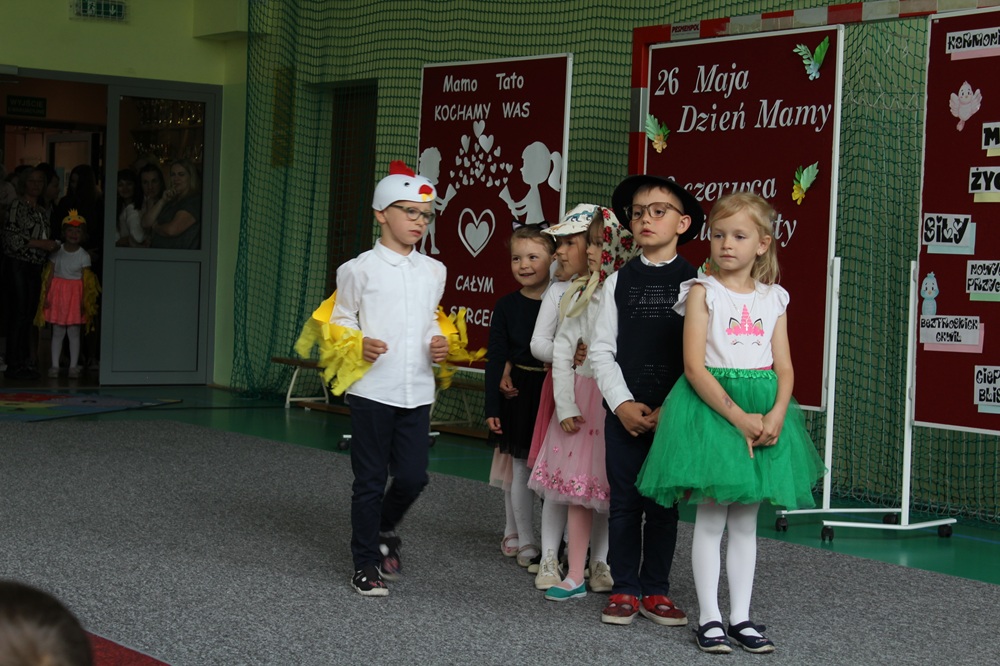 grupa dzieci podczas akademii z okazji dnia matki i ojca