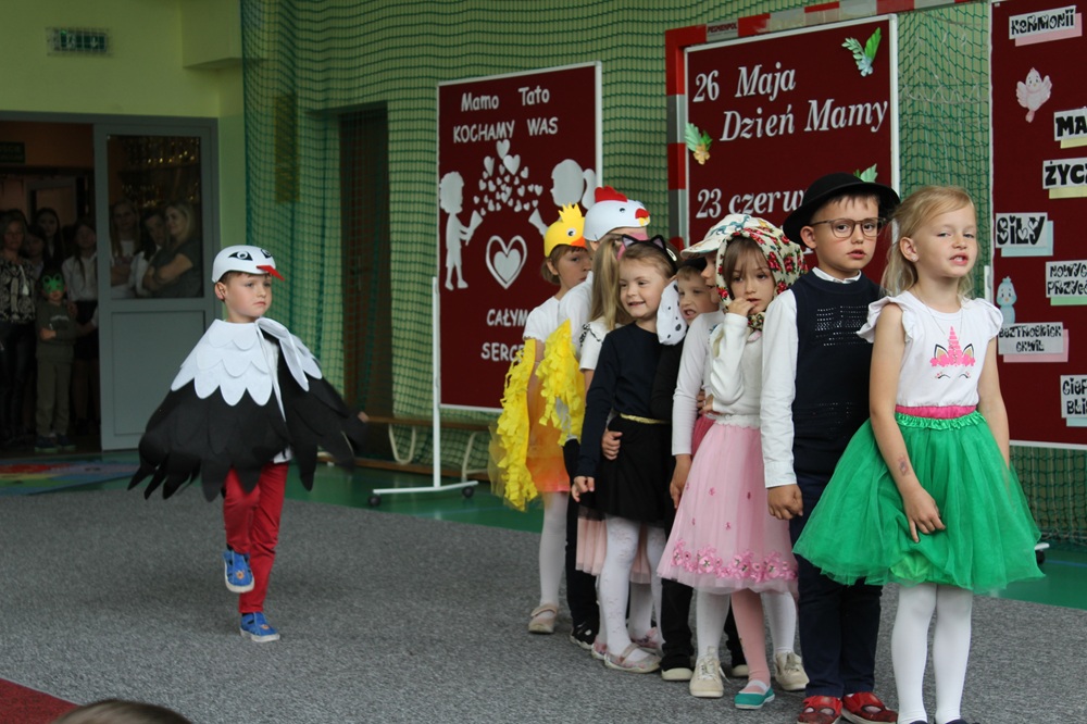 grupa dzieci podczas akademii z okazji dnia matki i ojca