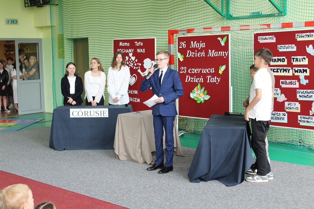 grupa dzieci podczas akademii z okazji dnia matki i ojca