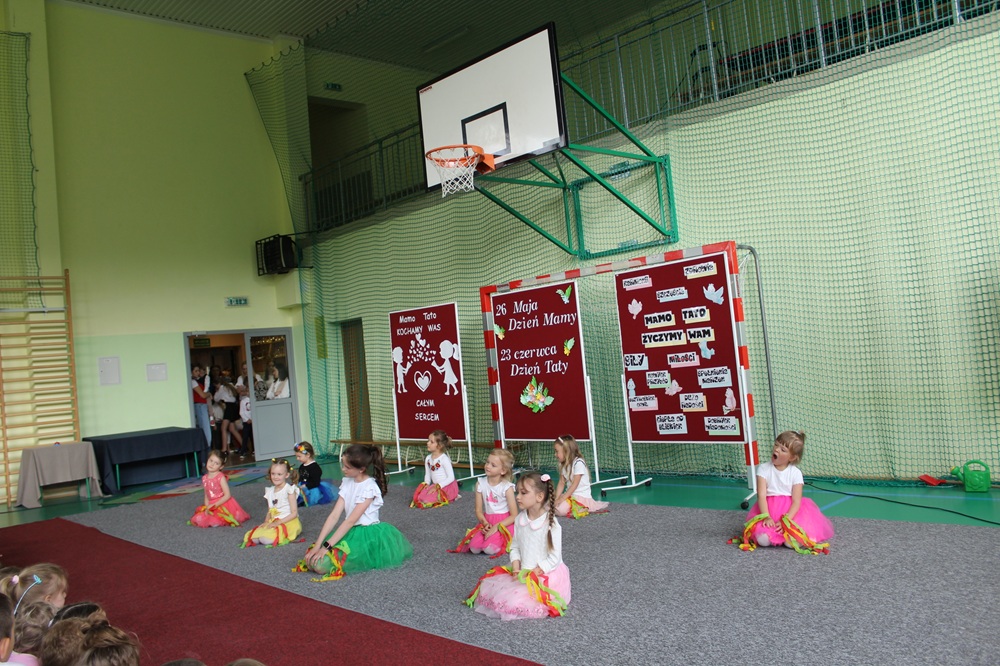 grupa tańczących dzieci podczas akademii z okazji dnia matki i ojca