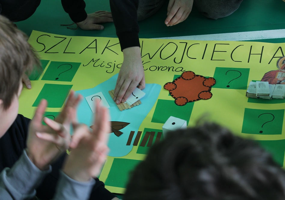 uczniowie grający w gry planszowe