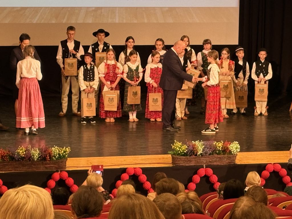 grupa dzieci i dorosłych podczas wręczania nagród za "Góralskie cytanie"