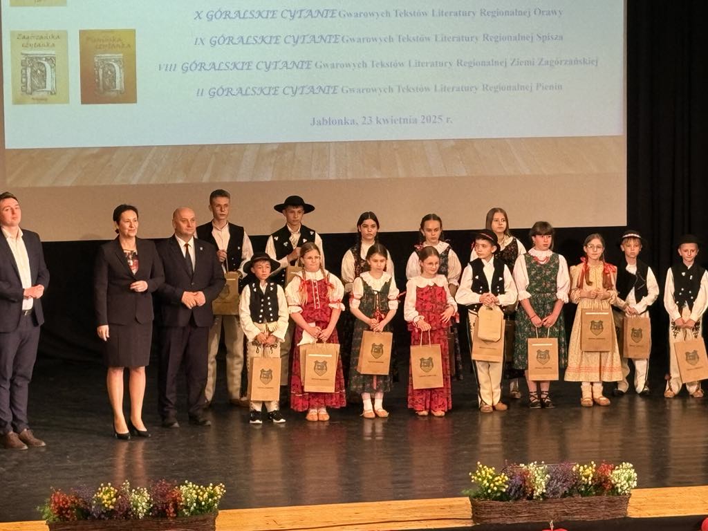 grupa dzieci i dorosłych podczas wręczania nagród za "Góralskie cytanie"