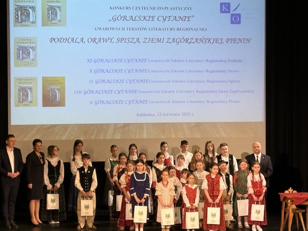 grupa dzieci i dorosłych podczas wręczania nagród za "Góralskie cytanie"