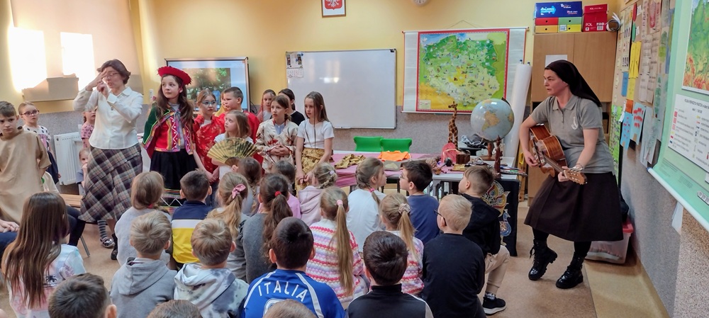 spotkanie misjonarek z uczniami naszej szkoły