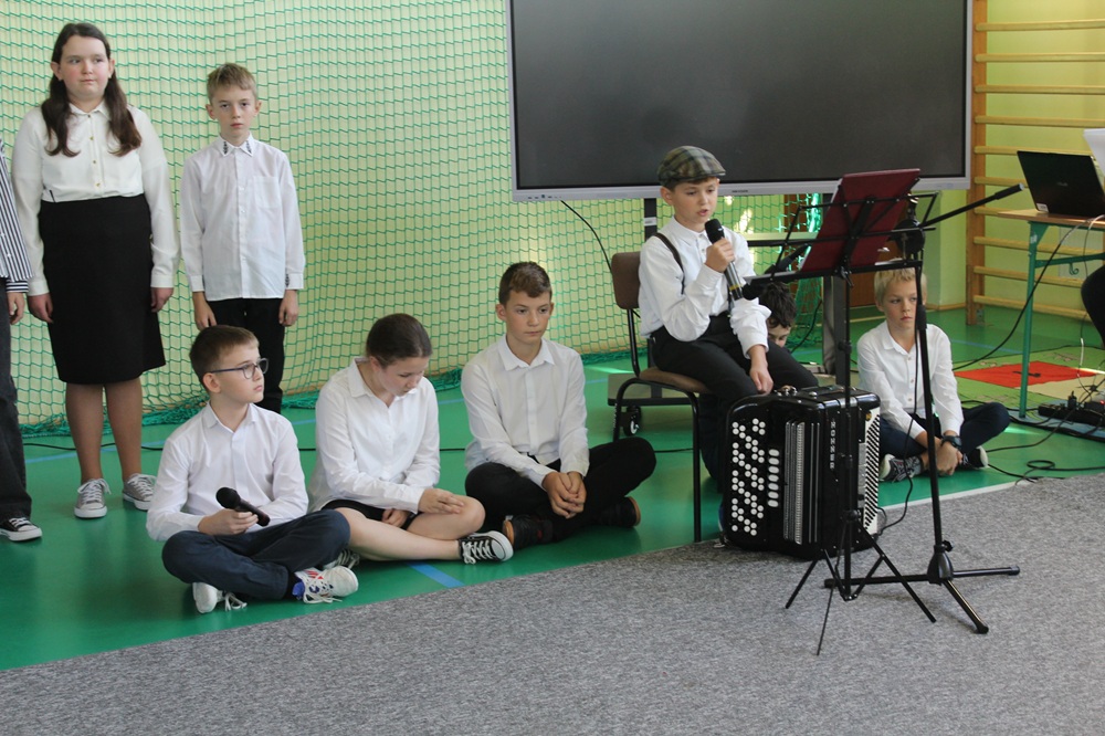 kilkoro uczniów podczas akademii z okazji 11 listopada