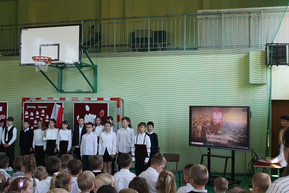 grupa uczniów podczas akademii z okazji 11 listopada