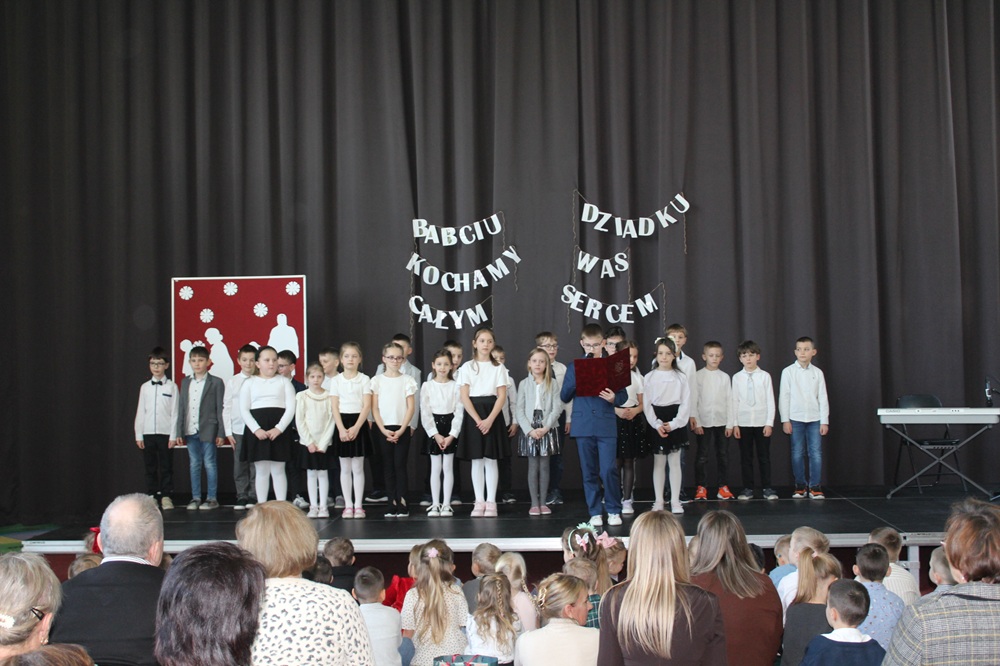 grupa dzieci na scenie podczas akademii z okazji dnia babci i dziadka
