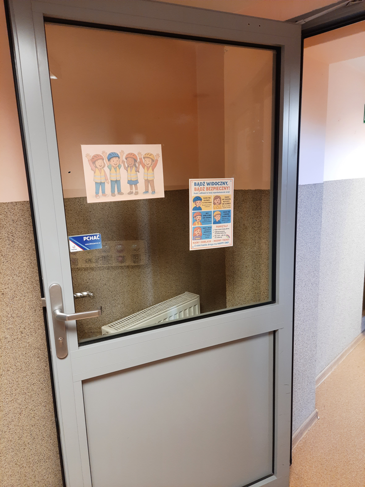 plakaty na temat kasków i odblasków