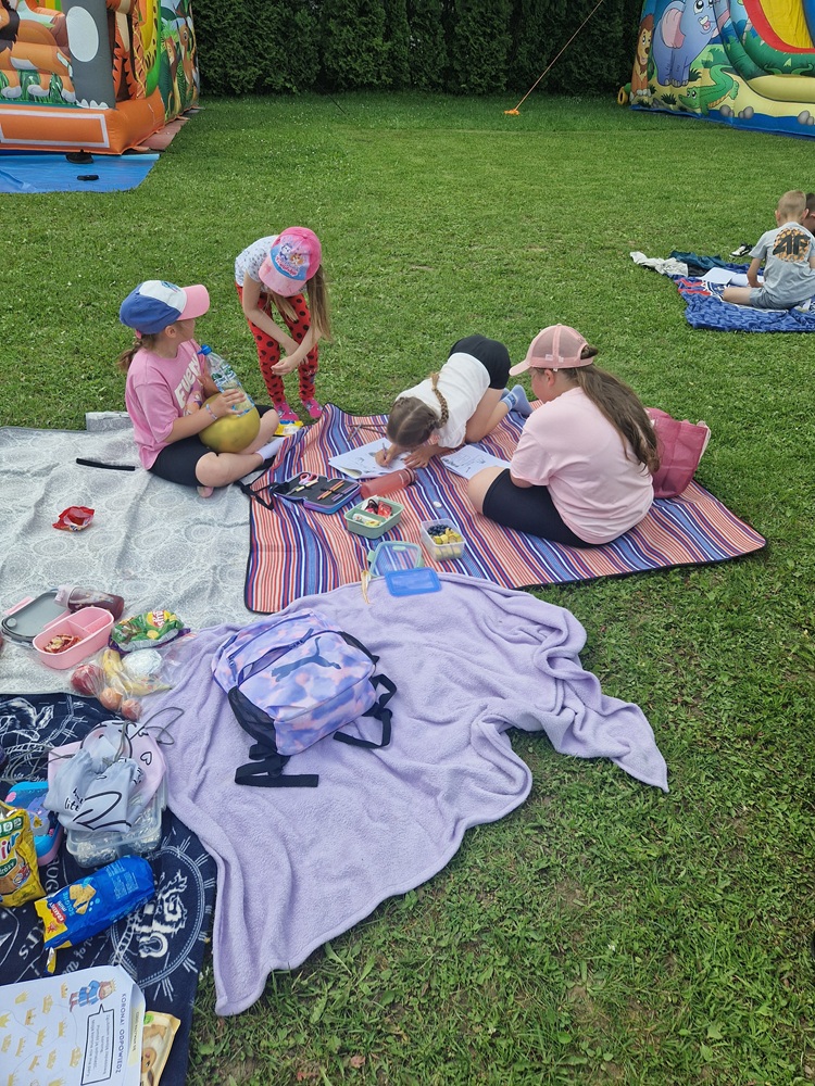 Grupa dzieci na pikniku