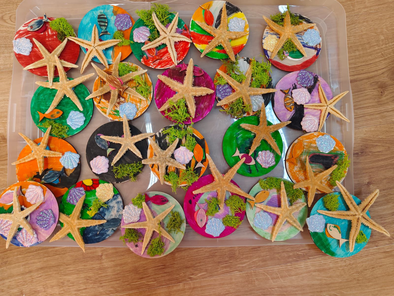 dzieci przedszkolne oglądające muszle i zwierzęta wodne