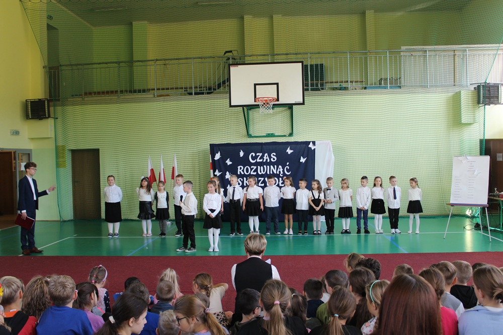 kilkanaścioro uczniów podczas akademii z okazji pasowania na ucznia szkoły