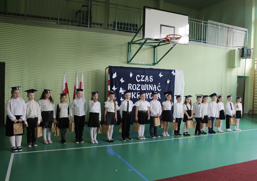 kilkanaścioro uczniów podczas akademii z okazji pasowania na ucznia szkoły