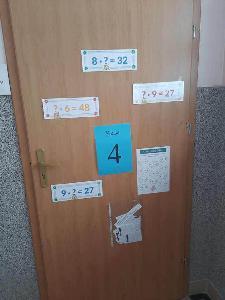 zadania matematyczne rozwieszone na szkolnych korytarzach z okzji światowego dnia tabliczki mnożenia