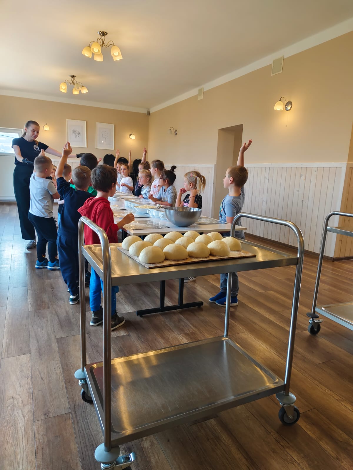 kilkanaścioro dzieci podczas robienia pizzy