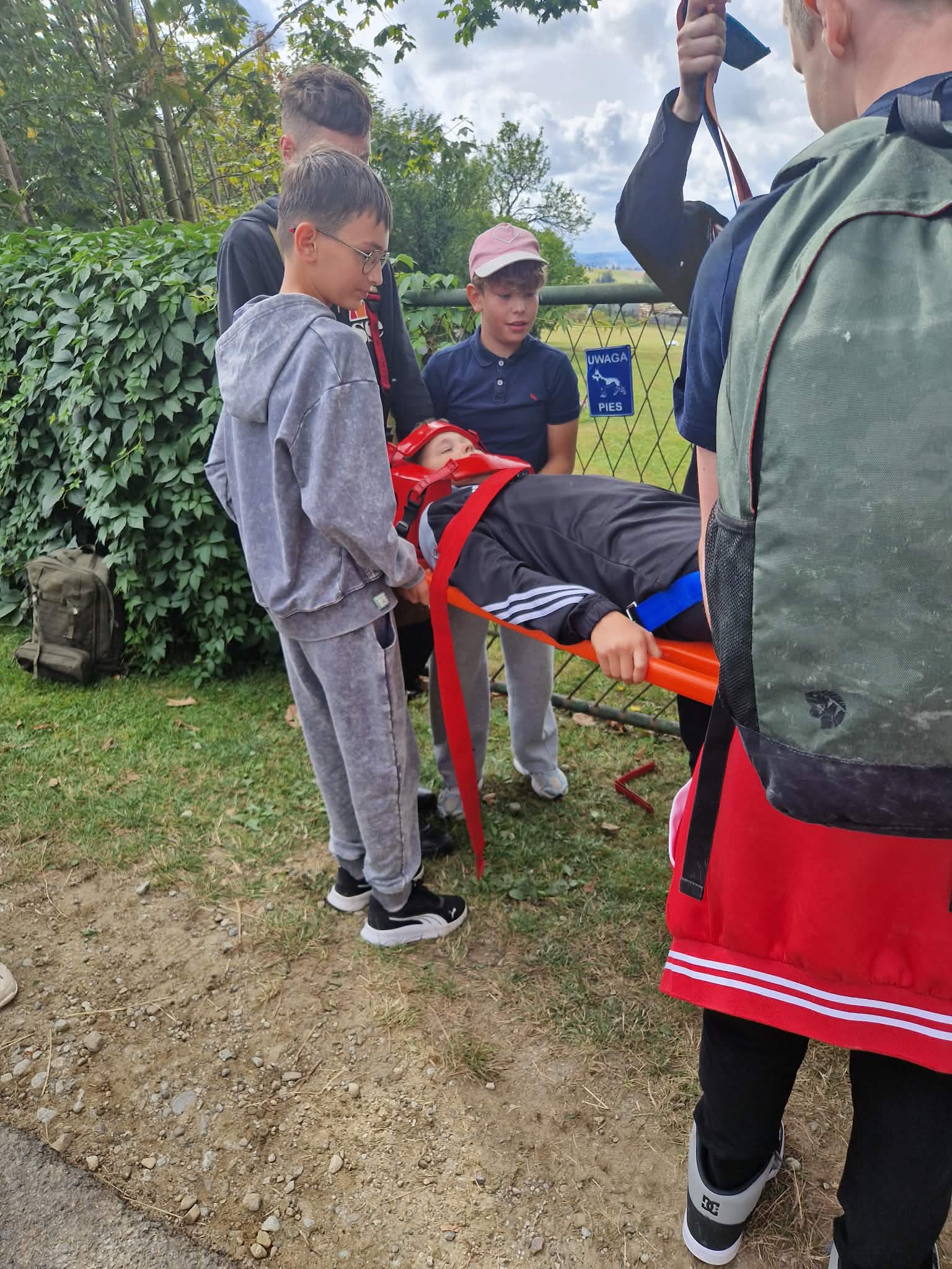 kilkoro uczniów wykonywujących zadania podczas "Rajdu pieszych"